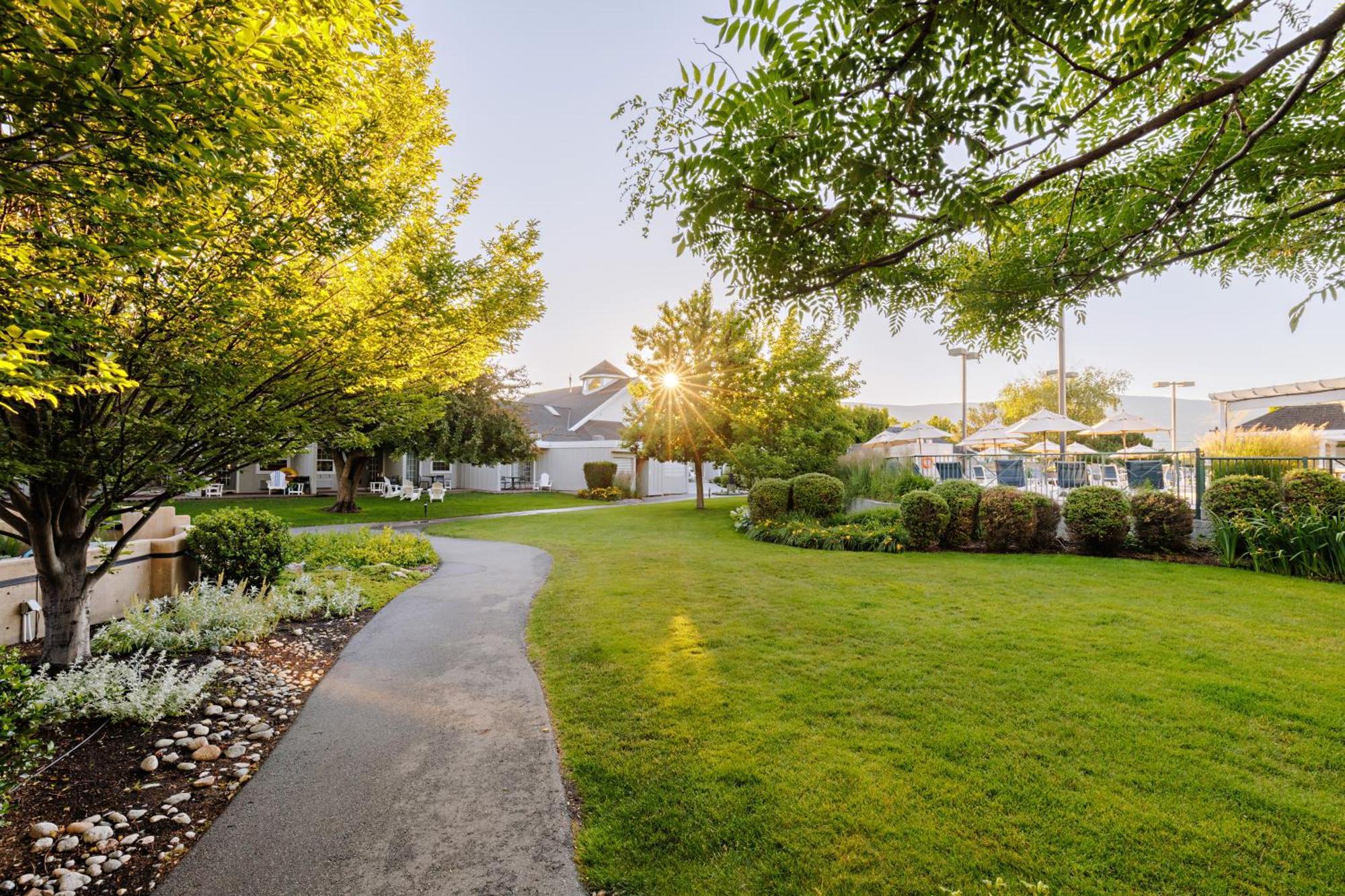 Balcomo, A Ramada By Wyndham Penticton Exterior photo