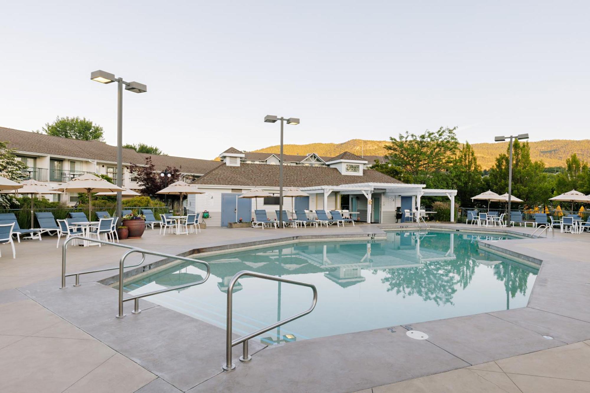 Balcomo, A Ramada By Wyndham Penticton Exterior photo