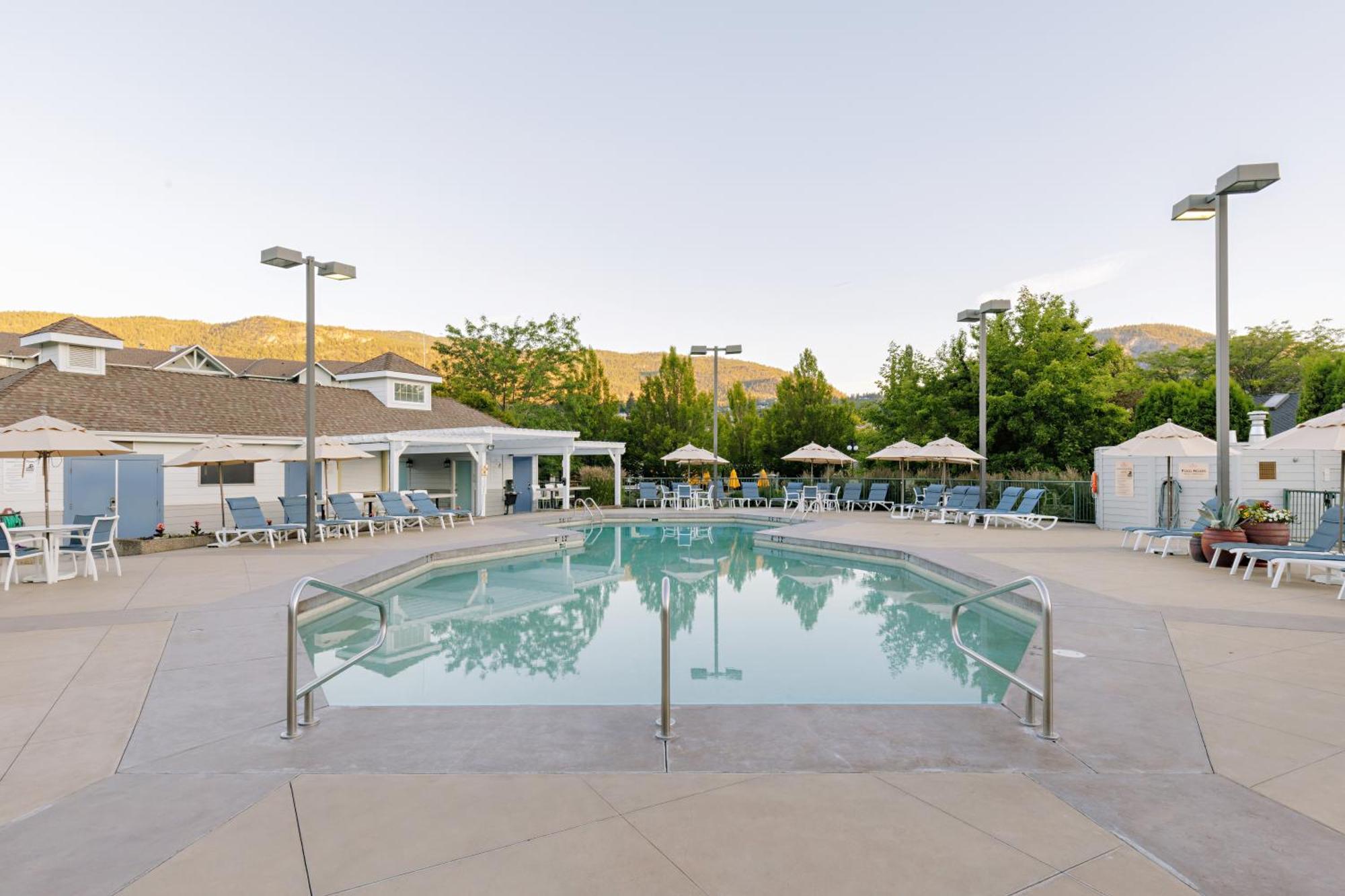 Balcomo, A Ramada By Wyndham Penticton Exterior photo